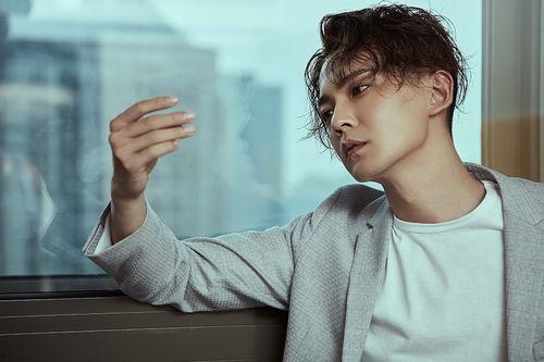 昆金闫肃个人资料,艺术人生，光影交织的传奇岁月  第1张