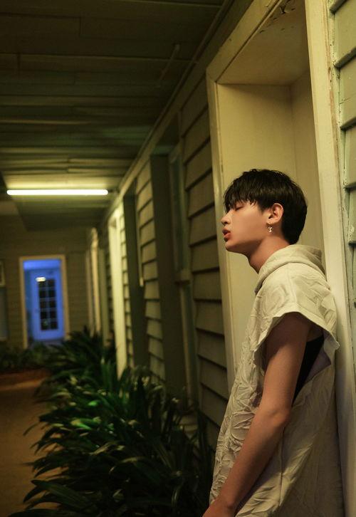 黄明昊mv照片,光影交错，魅力无限