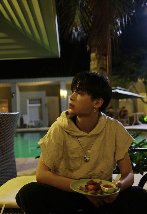 黄明昊mv照片,光影交错,魅力无限 第2张 黄明昊mv照片,光影交错,魅力无限 第2张